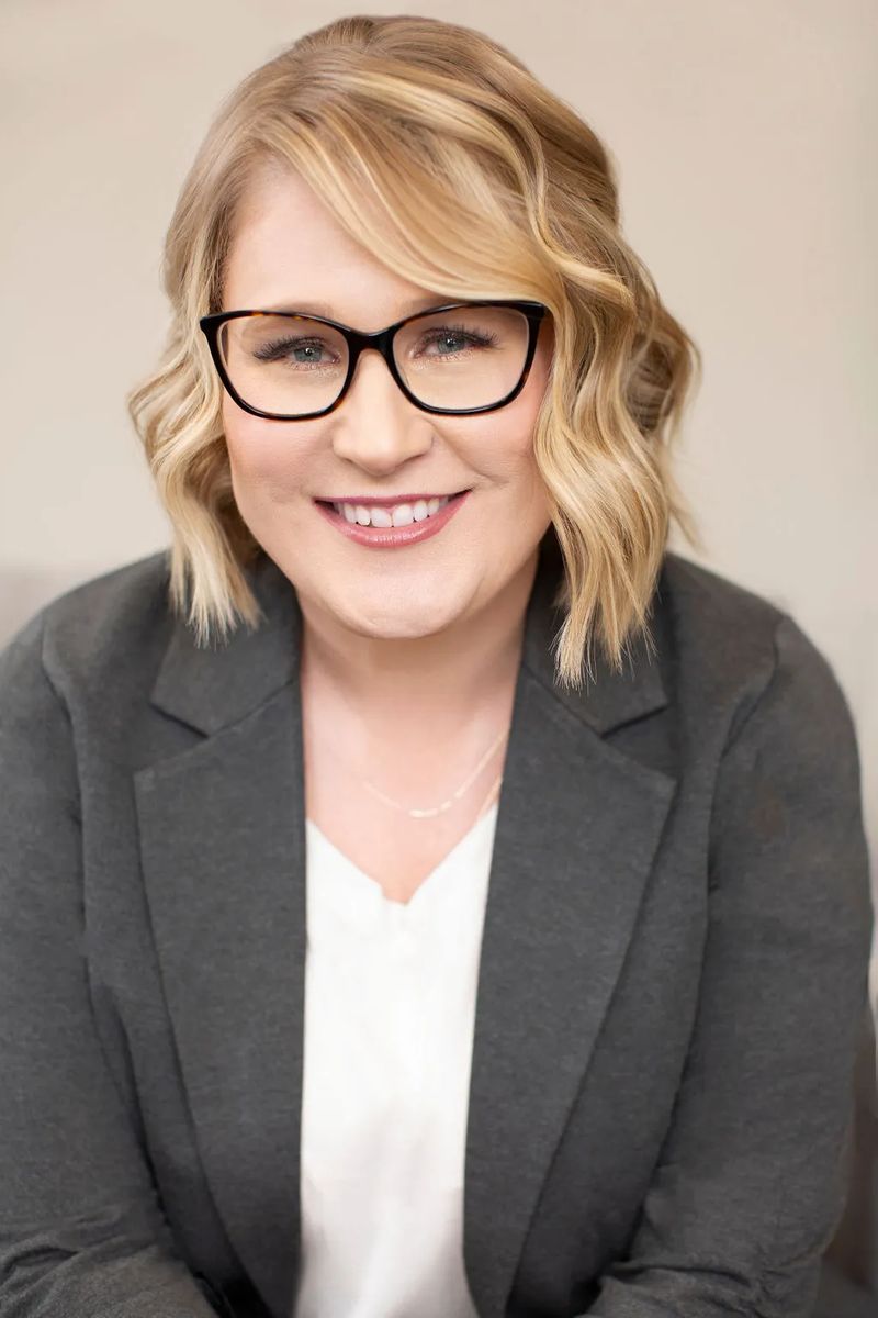 Erin Bratsky is a licensed therapist providing therapy for depression